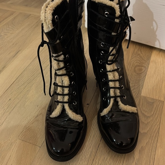 KURT GEIGER PATENT LEATHER SHEARLING LINED COMBAT BOOTS SIZE 41 us 10 - Picture 2 of 9